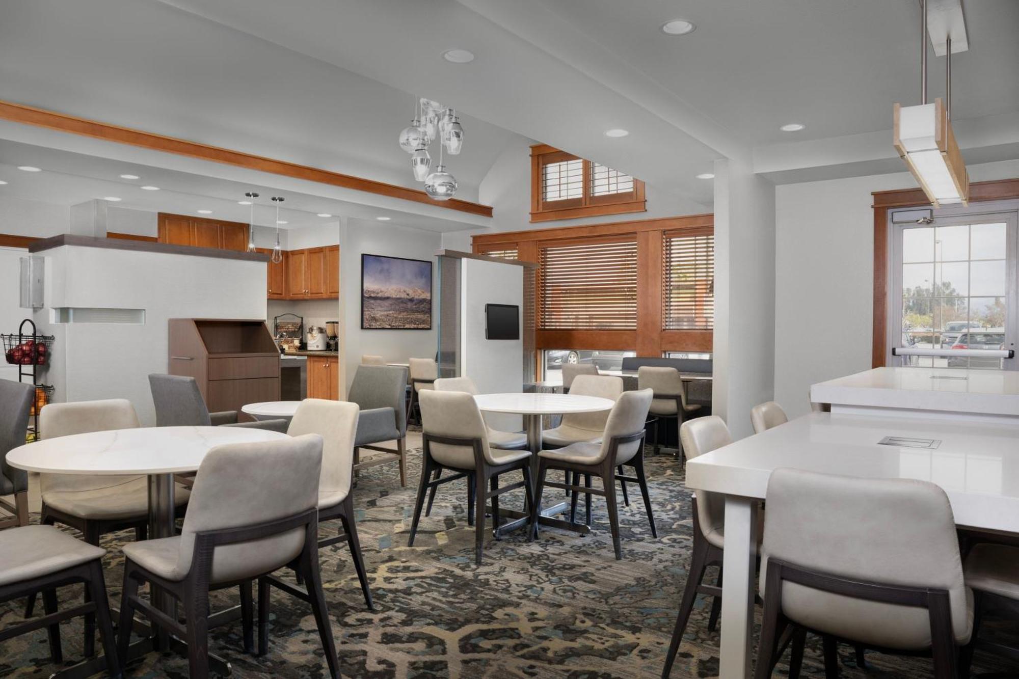 Hotel By Marriott San Bernardino